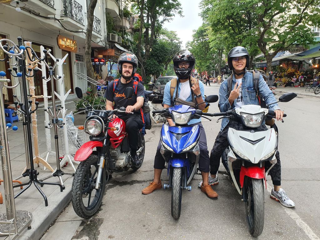 khách hàng thuê xe máy tại Thuê Xe Máy Hà Nội 13535